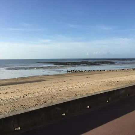 Les Iles Vue Sur Agon-Coutainville